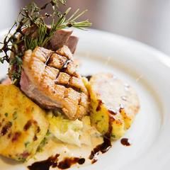 Hotelcamp Reinsehlen | Schneverdingen | Gebratene Entenbrust auf Kartoffelecken mit einer Soße.