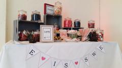 Hotelcamp Reinsehlen | Schneverdingen | Bunt bestückte Candy Bar auf einem Tisch mit weißer Tischdecke