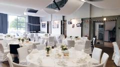 Hotelcamp Reinsehlen | Schneverdingen | Festlich gedeckte Tische in Bankttanrodnung in der Weißen Halle