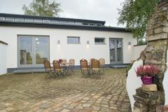 Hotelcamp Reinsehlen | Schneverdingen | Die Terrasse am Atelier mit Bestuhlung