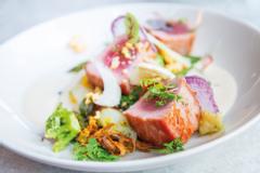 Hotelcamp Reinsehlen | Schneverdingen | Schweinefilet, serviert auf Salat und rote Beete.