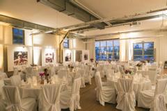 Hotelcamp Reinsehlen | Schneverdingen | Mehere runde Tische, festlich gedeckt, in der geschmückten Weißen Halle