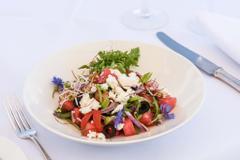 Hotelcamp Reinsehlen | Schneverdingen | Bunter Wassermelonensalat, angerichtet auf einem tiefen Teller