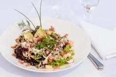 Hotelcamp Reinsehlen | Schneverdingen | Ein Blattsalat mit Nordseekrabben, angerichtet auf einem tiefen Teller