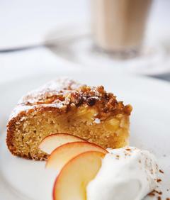 Hotelcamp Reinsehlen | Schneverdingen | Ein Saftiger Kuchen, garniert mit Aprikosen und einer Creme