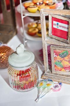 Hotelcamp Reinsehlen | Schneverdingen | Eine Nahaufnahme eines Süßigkeitenglases, gefüllt mit buntem Süßkram.