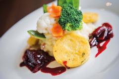 Hotelcamp Reinsehlen | Schneverdingen | Blumenkohl, Brokkoli, Erbsschoten und Karotten mit einem Kartoffeltaler und roter Beete.