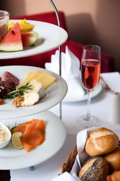 Hotelcamp Reinsehlen | Schneverdingen | Käse und Lachs auf Etagere mit einem Glas Sekt