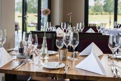 Hotelcamp Reinsehlen | Schneverdingen | Restauranttisch eingedeckt mit Blick nach draußen