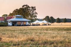 Hotelcamp Reinsehlen | Schneverdingen | Restaurant-Terrasse, Free Tent und Blick in die Weite