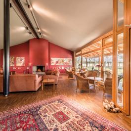 Die Lobby mit Kamin und Sitzgruppe