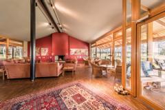 Hotelcamp Reinsehlen | Schneverdingen | Die Lobby mit Kamin und Sitzgruppe