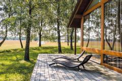 Hotelcamp Reinsehlen | Schneverdingen | Sonnenliegen vor den Lodge-Zimmern