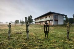 Hotelcamp Reinsehlen | Schneverdingen | Lattenmenschen vor den MehrBlick-Zimmern