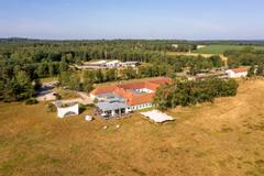 Hotelcamp Reinsehlen | Schneverdingen | Luftbild mit Hotelbäuden und Landschaft