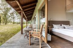 Hotelcamp Reinsehlen | Schneverdingen | Ebenerdiges Hotelzimmer mit Holzterrasse und Gartenmöbel